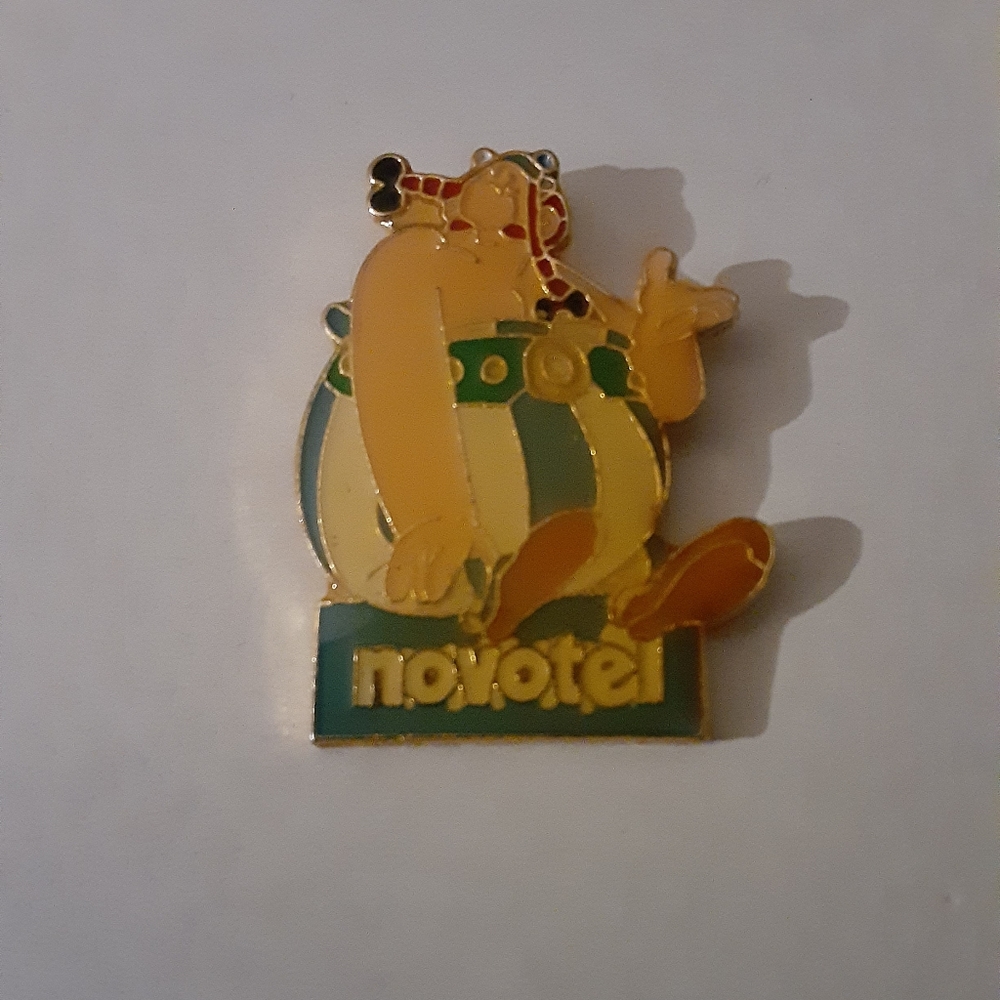 Vintage Asterix OBÉLIX Novotel Pin
